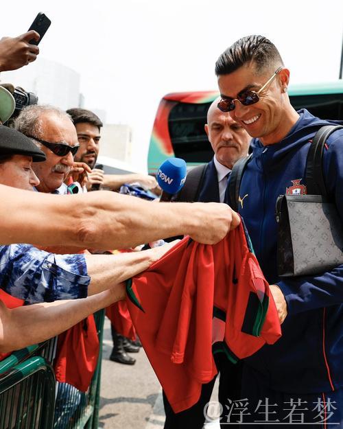 C罗分享抵达葡萄牙国家队照片引热议,球迷吐槽摄影师技术 C罗分享抵达葡萄牙国家队照片引热议,球迷吐槽摄影师技术